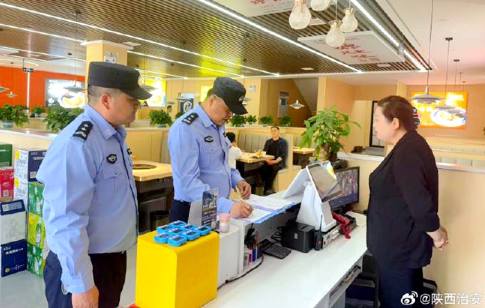 澄城長寧派出所對轄區(qū)九小場所進行安全大檢查。