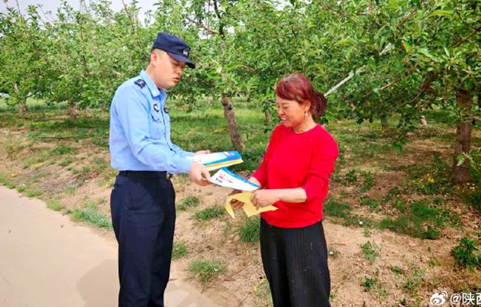合陽甘井派出所民警深入轄區(qū)田間地頭開展反詐宣傳。