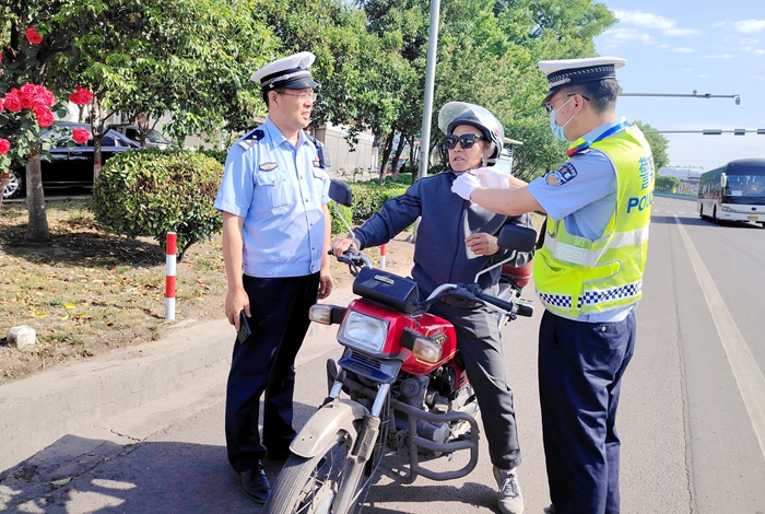 韓城公安交警堅守崗位保暢通。