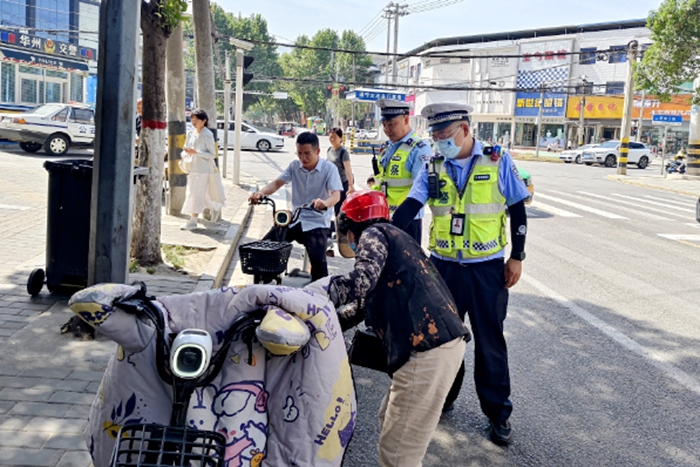 華州交警開展“一盔一帶”整治行動。