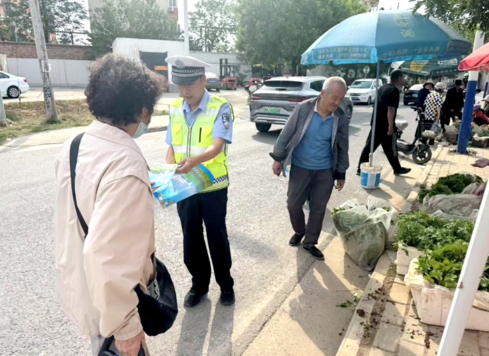 富平交警開展交通安全宣傳活動。