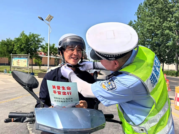 蒲城公安交警在興鎮(zhèn)執(zhí)法檢查站對過往車輛進行檢查。
