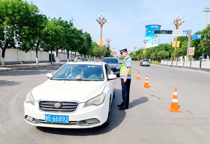 白水交警積極糾正交通違法行為。