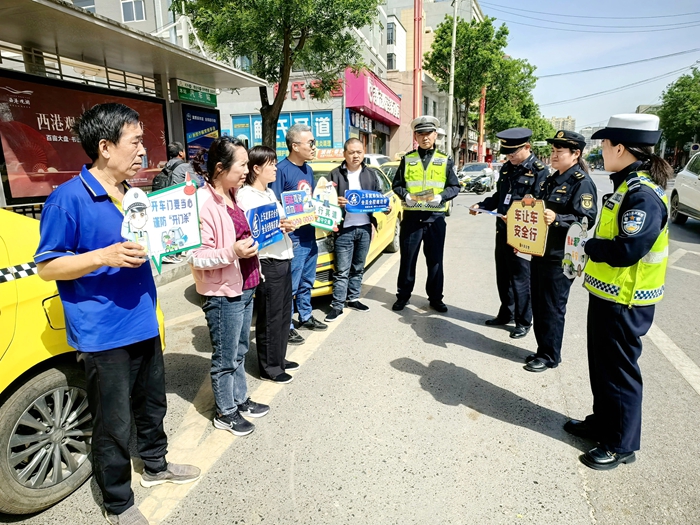 大荔交警開展交通安全宣傳活動。