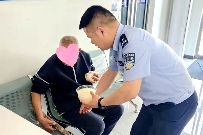 華州公安暖心護送走失老人回家。