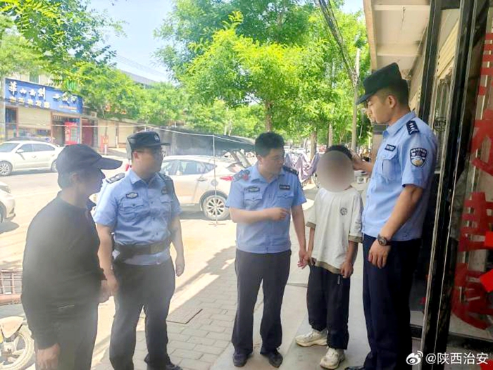 富平公安找回迷路的小孩。