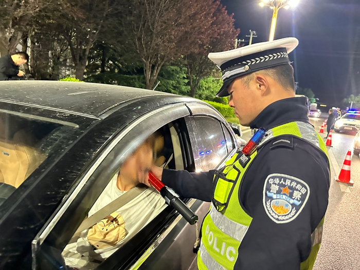 渭南市公安局交警支隊在全市范圍內(nèi)組織開展酒駕醉駕夜查統(tǒng)一行動。