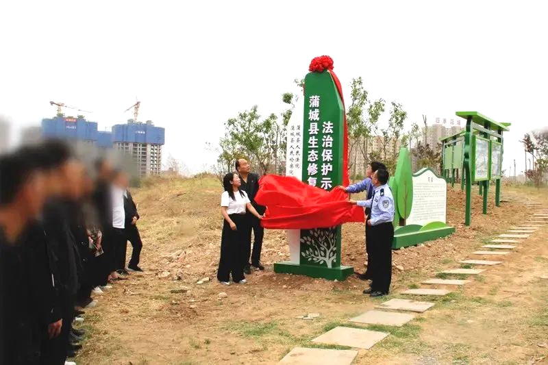 蒲城法院聯(lián)合縣檢察院、縣司法局及縣林業(yè)局在縣城北防護林舉行“生態(tài)修復(fù)法治保護示范林”啟動儀式。