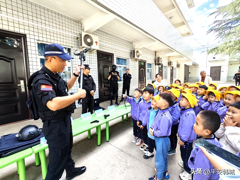 韓城市公安局巡特警大隊邀請韓城交大幼兒園、藍欣幼兒園師生走進警營，開展警營開放日活動。