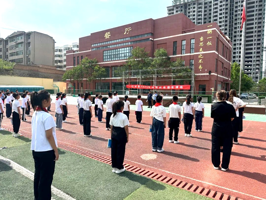 白水縣公安局聯(lián)合多部門開展2025地震應(yīng)急逃生演練。