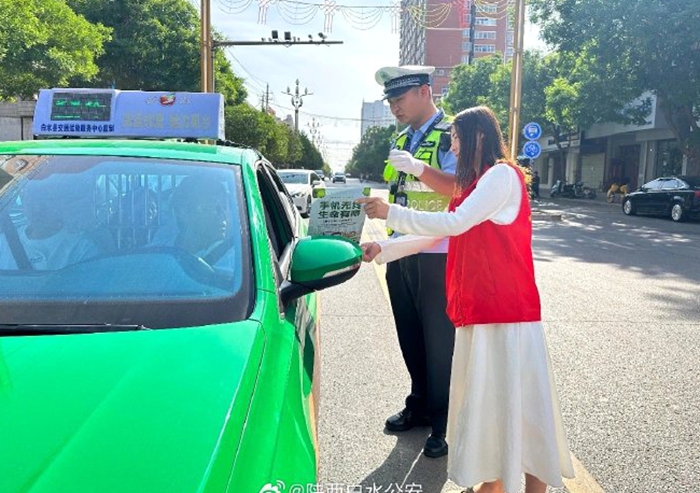 白水交警開展“車讓車 安全行”主題宣傳活動.