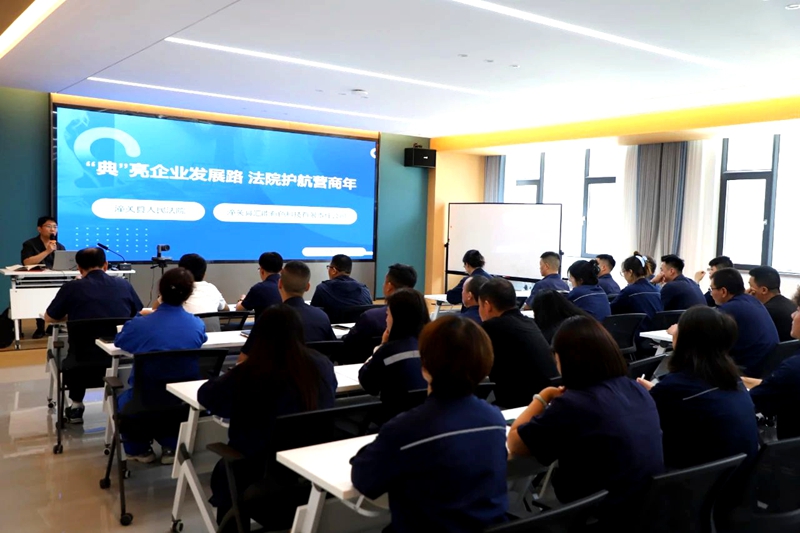 潼關(guān)法院副院長(zhǎng)張小牛一行深入企業(yè)開(kāi)展了以“‘典’亮企業(yè)發(fā)展路 法院護(hù)航營(yíng)商年”為主題的普法宣傳講座。