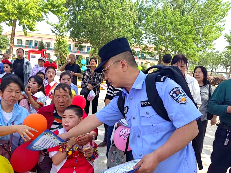 合陽(yáng)公安同家莊派出所反詐宣傳進(jìn)校園。