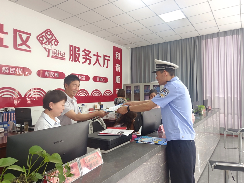 潼關(guān)縣公安局交通警察大隊(duì)城區(qū)中隊(duì)民警深入順豐社區(qū)開(kāi)展“交通安全進(jìn)社區(qū)”宣傳活動(dòng)。