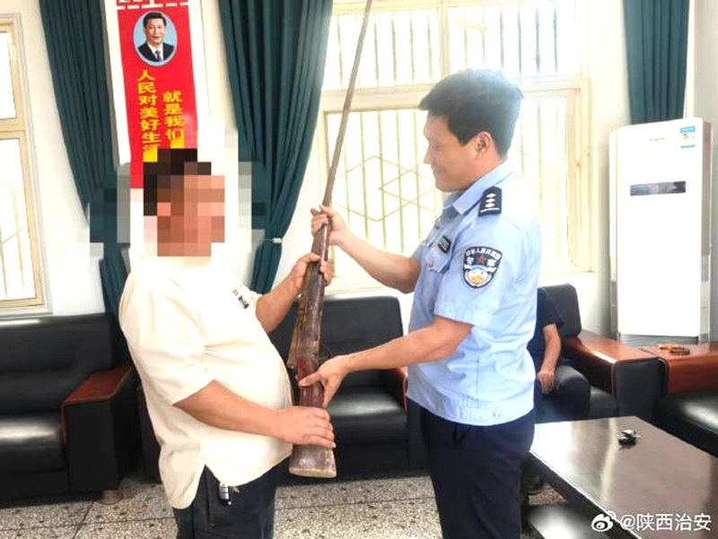 村民李某主動向民警上交家中遺留的土制獵槍1支。
