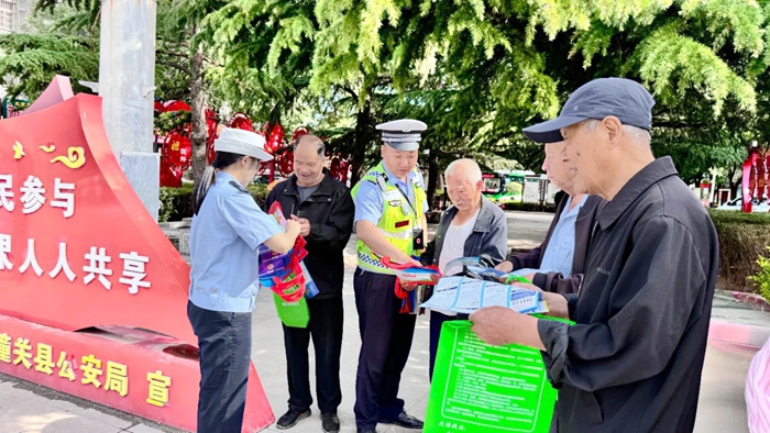 潼關公安交警開展“5·26我愛路”安全宣傳教育活動。