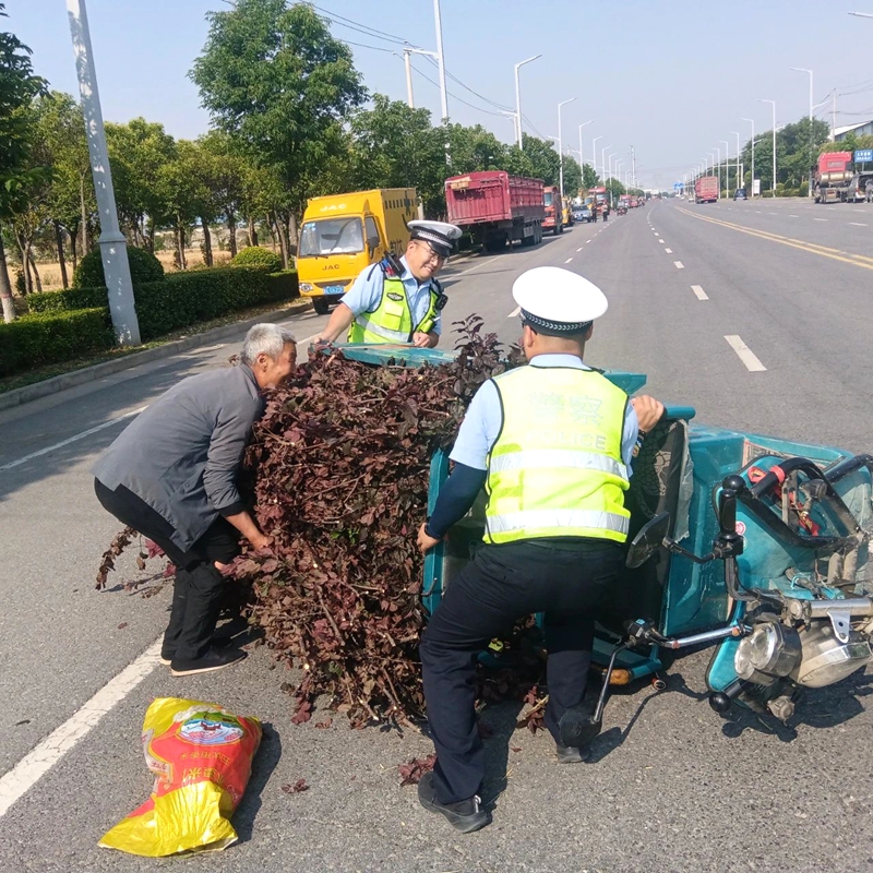 臨渭交警緊急救援側翻車輛。