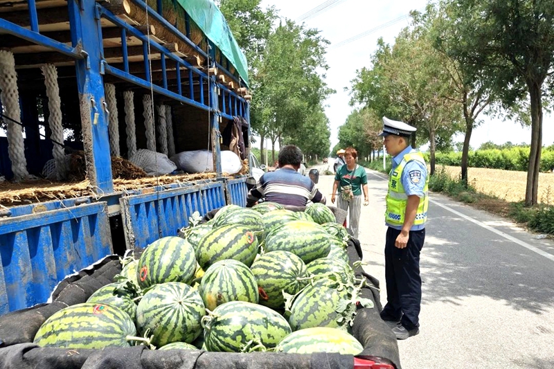 華州公安交警開(kāi)展堤壩路交通秩序?qū)ｍ?xiàng)整治。