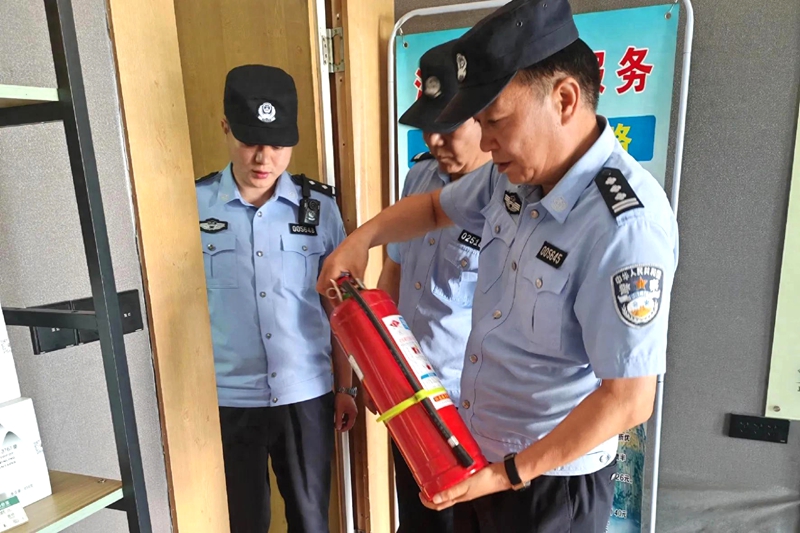 華陰市公安局玉泉派出所對(duì)校園周邊酒店、旅館、出租屋、娛樂(lè)場(chǎng)所等重點(diǎn)區(qū)域開(kāi)展安全檢查。