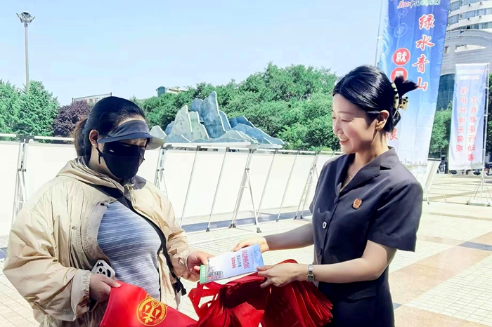 臨渭法院開展生態(tài)司法宣傳活動。