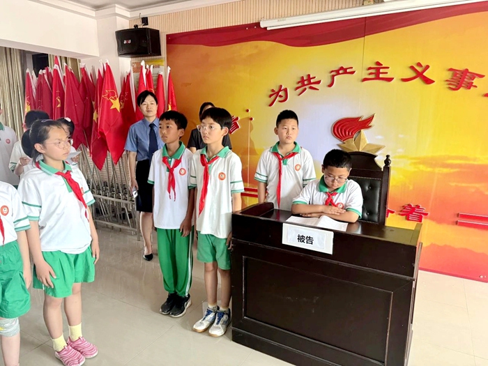 華陰市人民檢察院協(xié)同華陰市人民法院干警走入華陰市華岳小學(xué)開展模擬法庭活動.