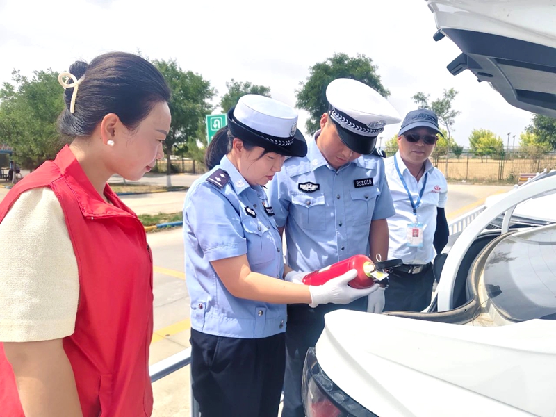 白水縣公安局交通管理大隊全面開展送考車輛的交通安全檢查行動。