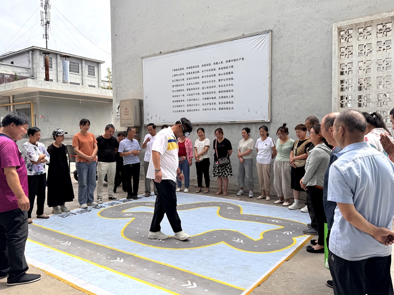 韓城公安交警為公益性崗位保潔員開展交通安全培訓。