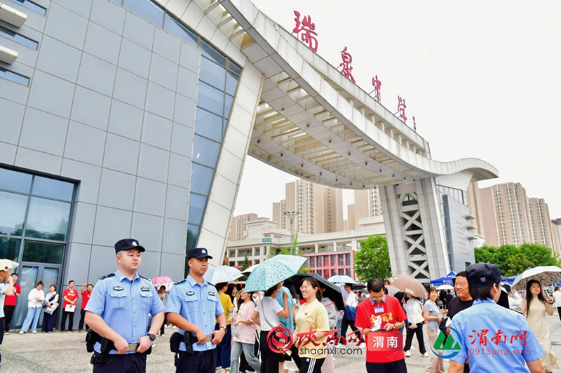 2025年高考今日拉開帷幕，民警在瑞泉中學(xué)考場周圍就位，隨時待命。記者 羅娜 攝