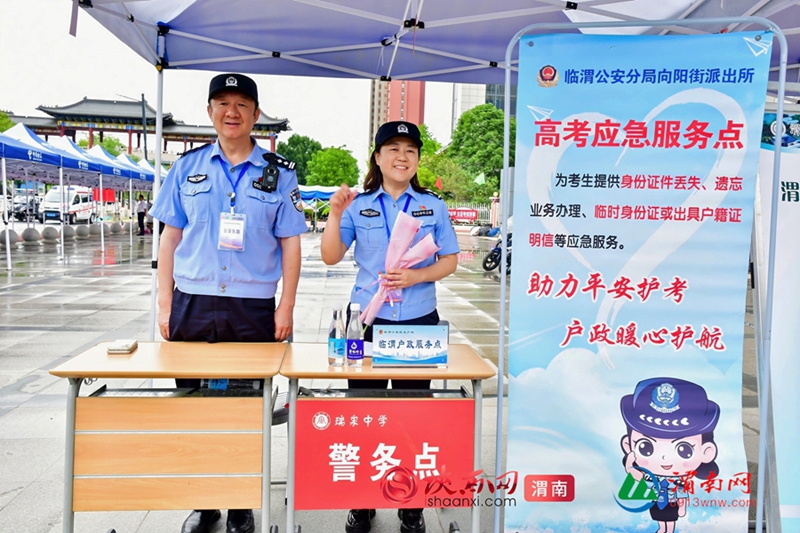 考點周邊區(qū)域增設(shè)警務(wù)站點。記者 羅娜 攝