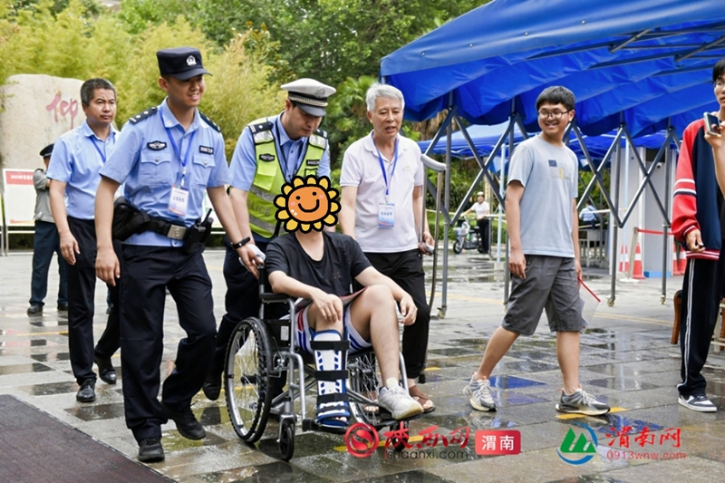 民警幫助受傷考生進(jìn)入考場。記者 許艾學(xué) 攝