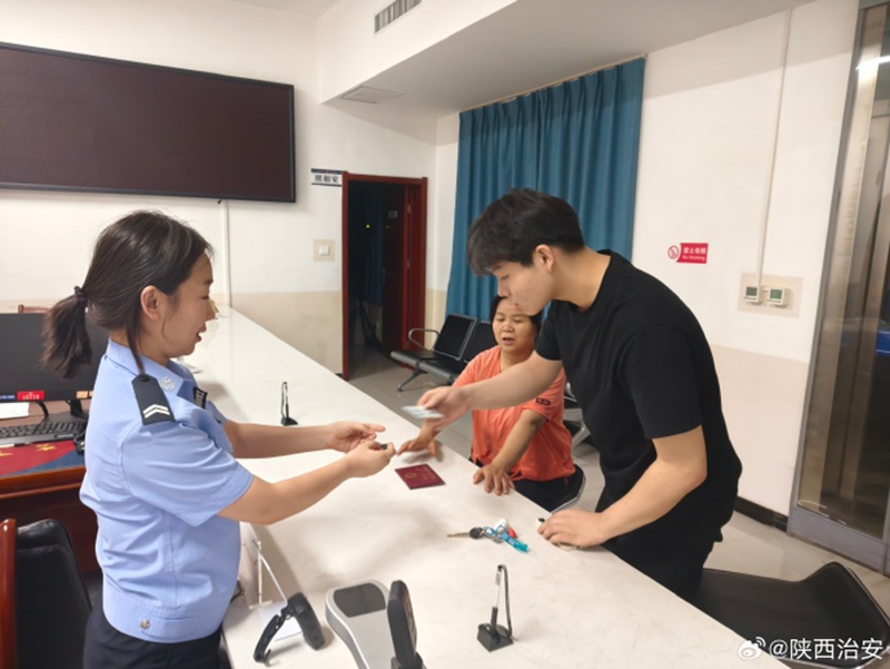 考生身份證丟失，韓城民警快速為學(xué)生辦理好臨時身份證。