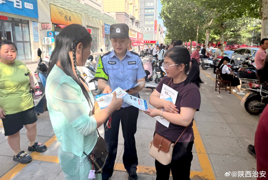 合陽(yáng)公安開展防范電信詐騙及安全防范知識(shí)宣傳活動(dòng)。