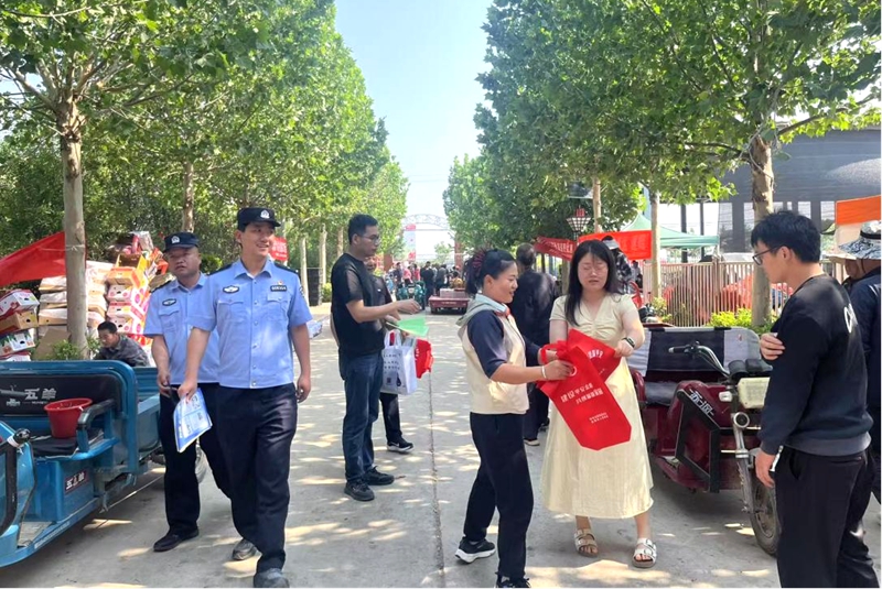 合陽縣金峪司法所聯(lián)合鎮(zhèn)政府、派出所深入櫻桃市場，開展法治宣傳活動。