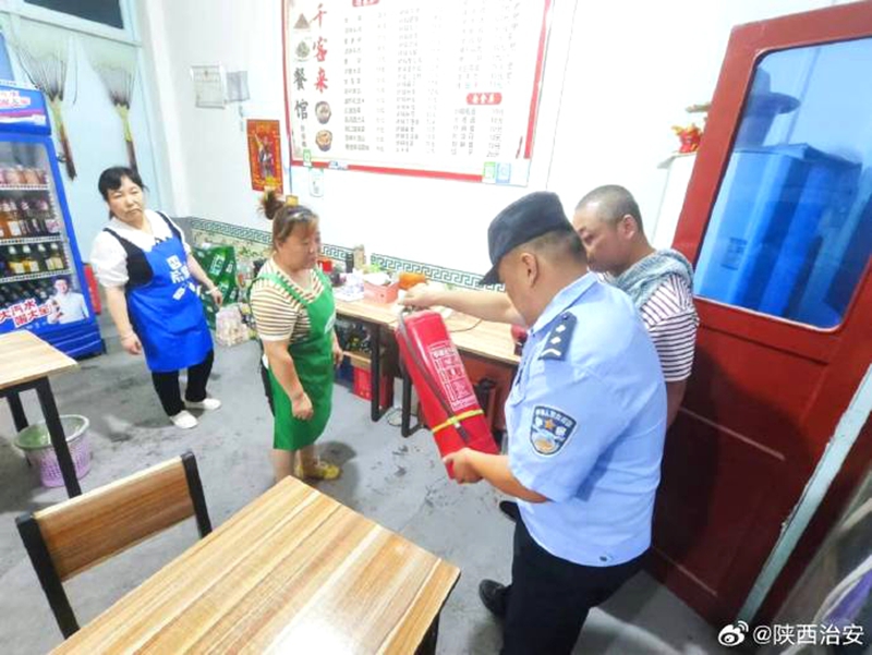 富平公安宮里派出所組織警力加強對轄區(qū)夜市、燒烤攤點等重點區(qū)域巡邏防控。