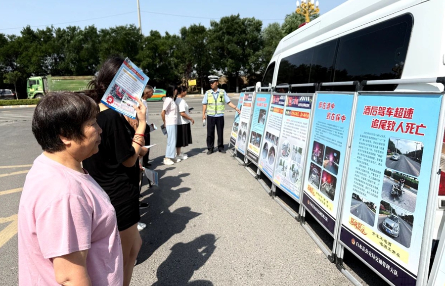 白水交警開展交通安全宣傳活動。