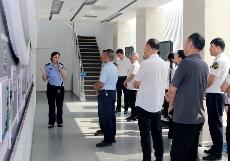 渭南高速交警組織黃蒲高速公司員工走進宣教基地沉浸式體驗交通安全.