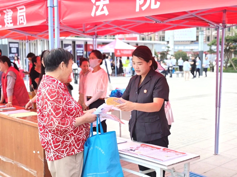 白水法院開展防范非法集資宣傳。