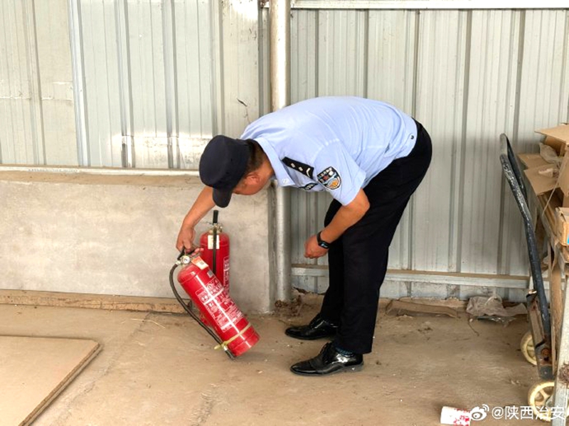 富平留古派出所組織警力深入企業廠房、廢棄院落等部位開展安全檢查工作。