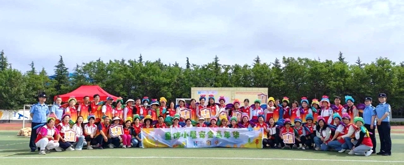 合陽縣公安局禁毒大隊聯合縣青年志愿者協會走進城關第三小學開展禁毒宣傳活動。