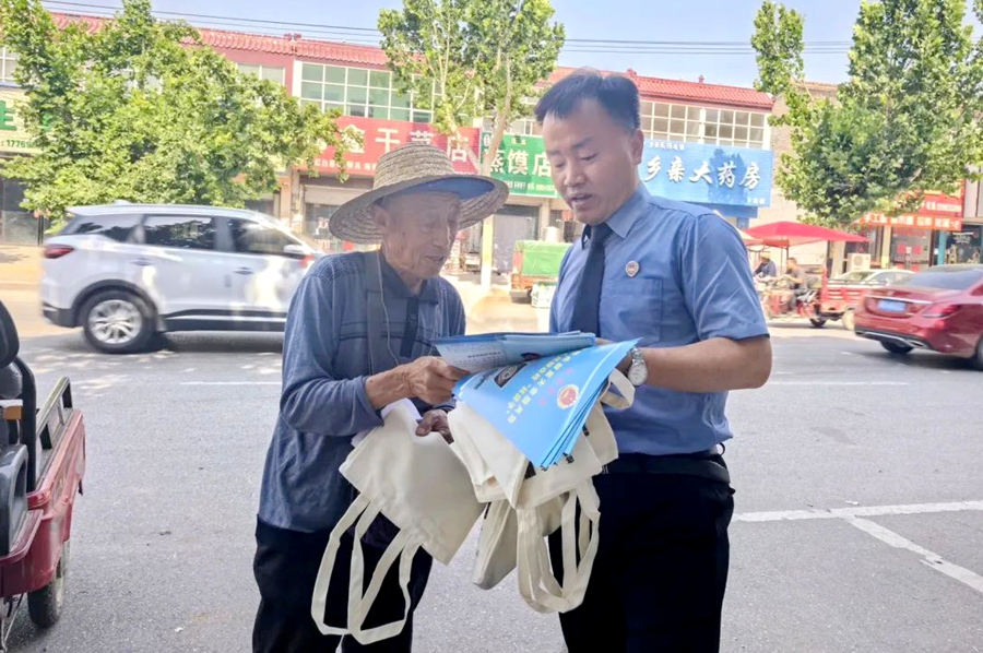 臨渭區人民檢察院以“守住錢袋子，護好幸福家”為主題開展宣傳工作。