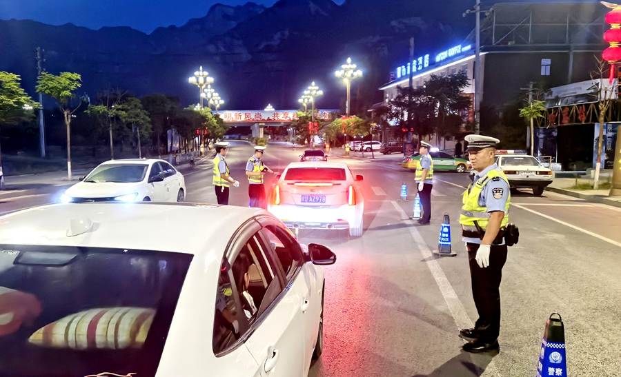 渭南市公安局交警支隊開展異地用警夜查重點交通違法行為