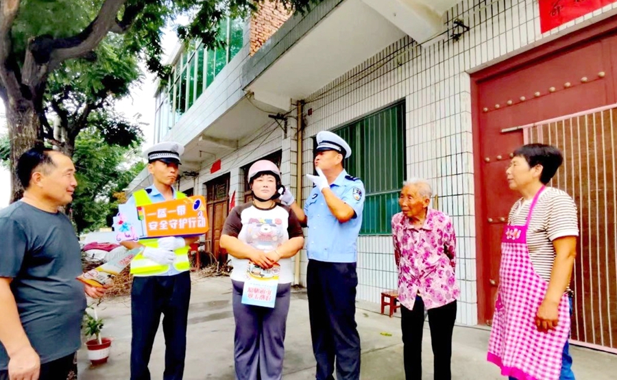 渭南公安交警以“一盔一帶”安全守護行動為主題，開展交通安全宣傳活動.