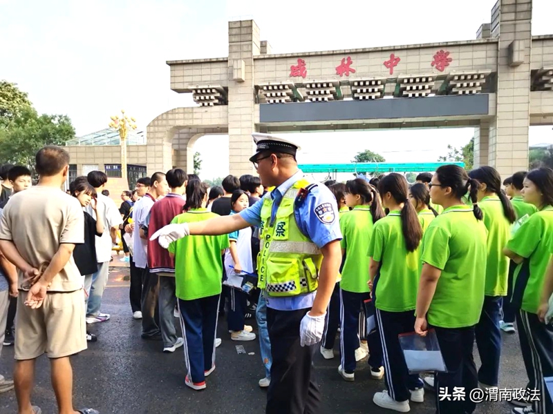 華州交警全力維護(hù)考點(diǎn)周邊交通秩序。