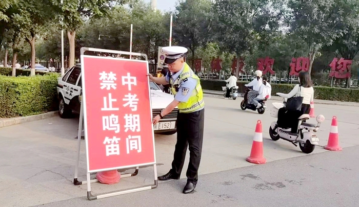 高新交警全力為考生營造一個安全有序的考試環境。