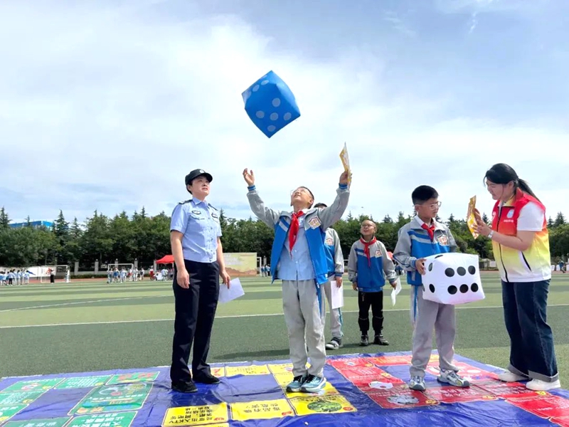 合陽公安聯(lián)合縣青年志愿者協(xié)會走進城關(guān)第三小學(xué)，將毒品知識融入飛行棋闖關(guān)游戲互動中。