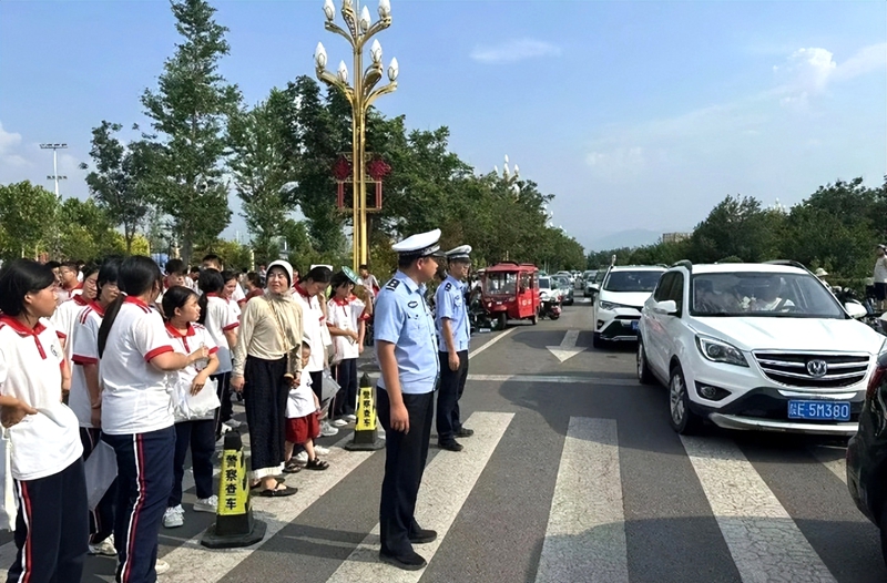 潼關(guān)縣公安局交通警察大隊組織民警積極行動，全力開展考場周邊道路交通保障工作。