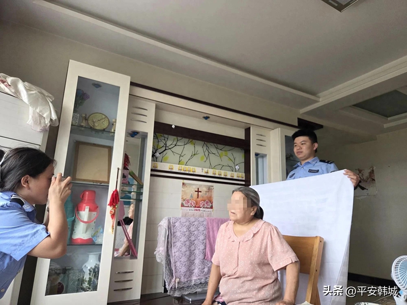 韓城民警上門為老人補辦身份證。