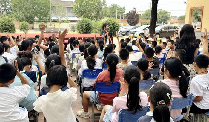 蒲城法院聯(lián)合團(tuán)縣委、縣婦聯(lián)、興鎮(zhèn)黨委在興鎮(zhèn)中心小學(xué)開展民法典專題普法宣講活動。