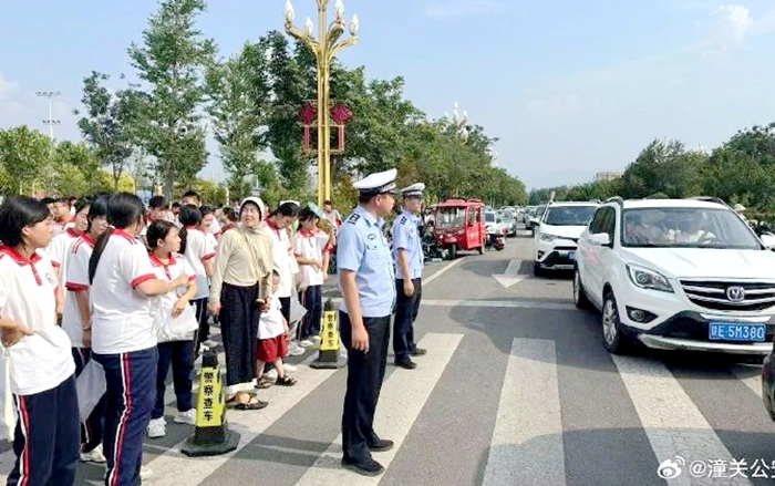 潼關(guān)交警全力開展考場周邊道路交通保障工作。