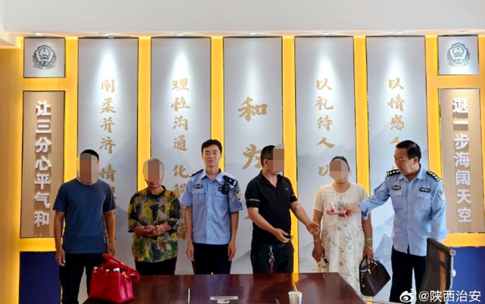 韓城西莊派出所民警快速調(diào)解一起因桑樹枝刮碰房檐引發(fā)的矛盾糾紛。